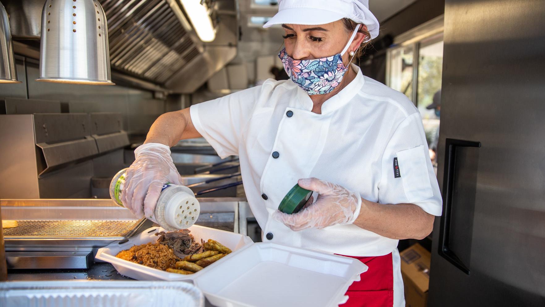 Este camión de comida caribeña le pone más sabor a ճܳó